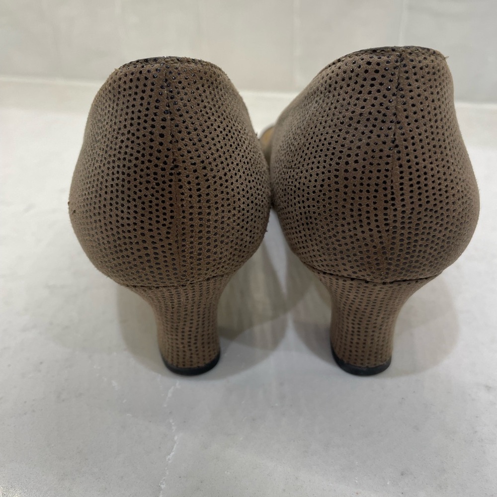 EUC Bruno Magli Taupe Suede 1.75” Heels. - Picture 4 of 5
